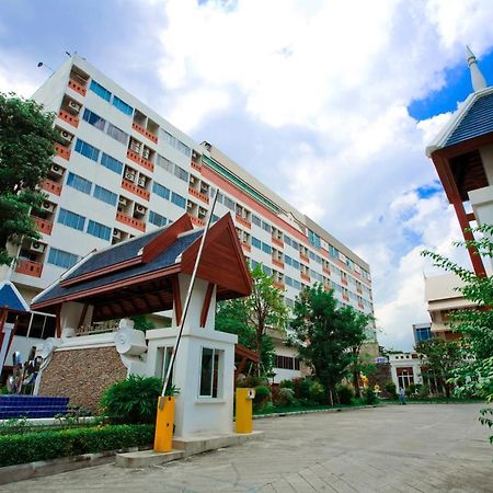 Jolly Suites & Spa Thapra Bangkok Bagian luar foto
