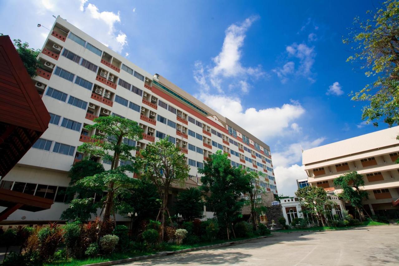 Jolly Suites & Spa Thapra Bangkok Bagian luar foto