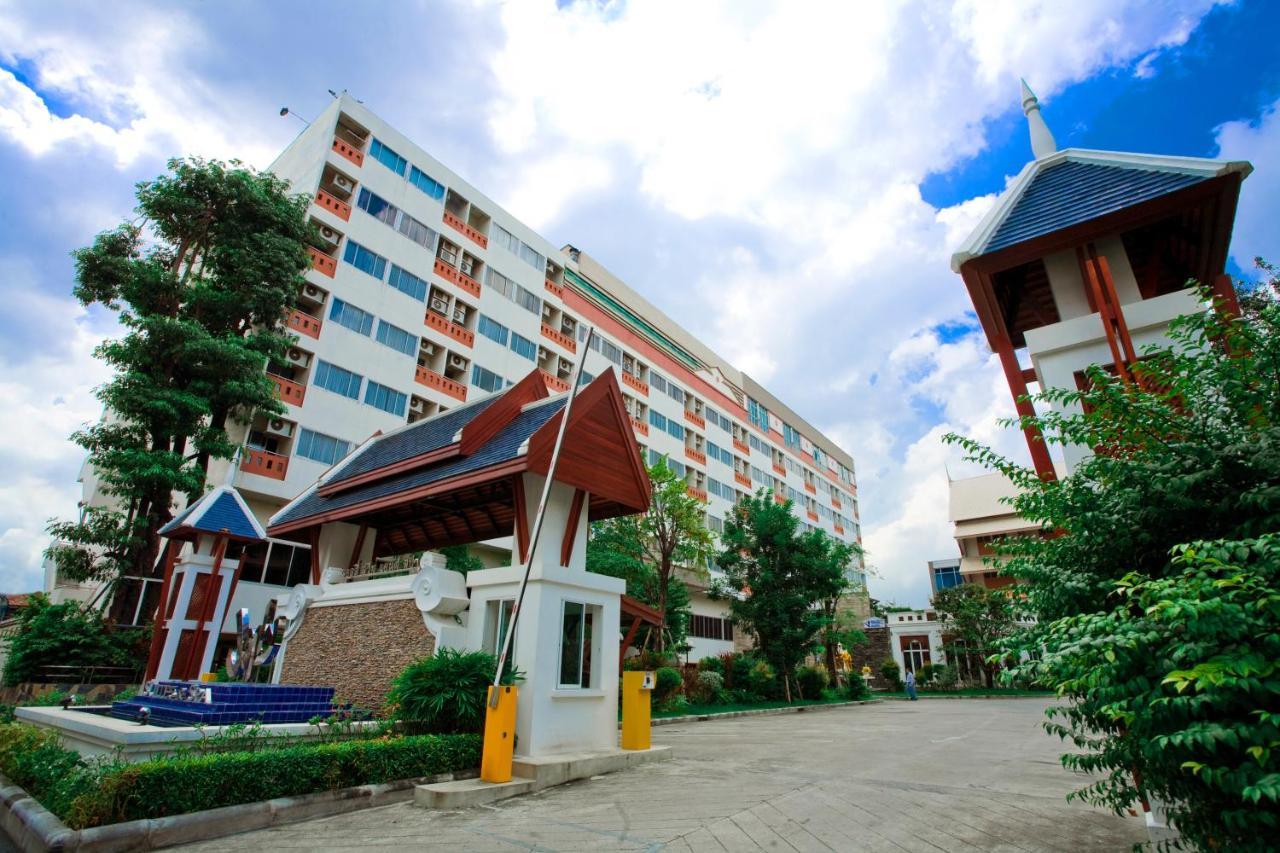 Jolly Suites & Spa Thapra Bangkok Bagian luar foto