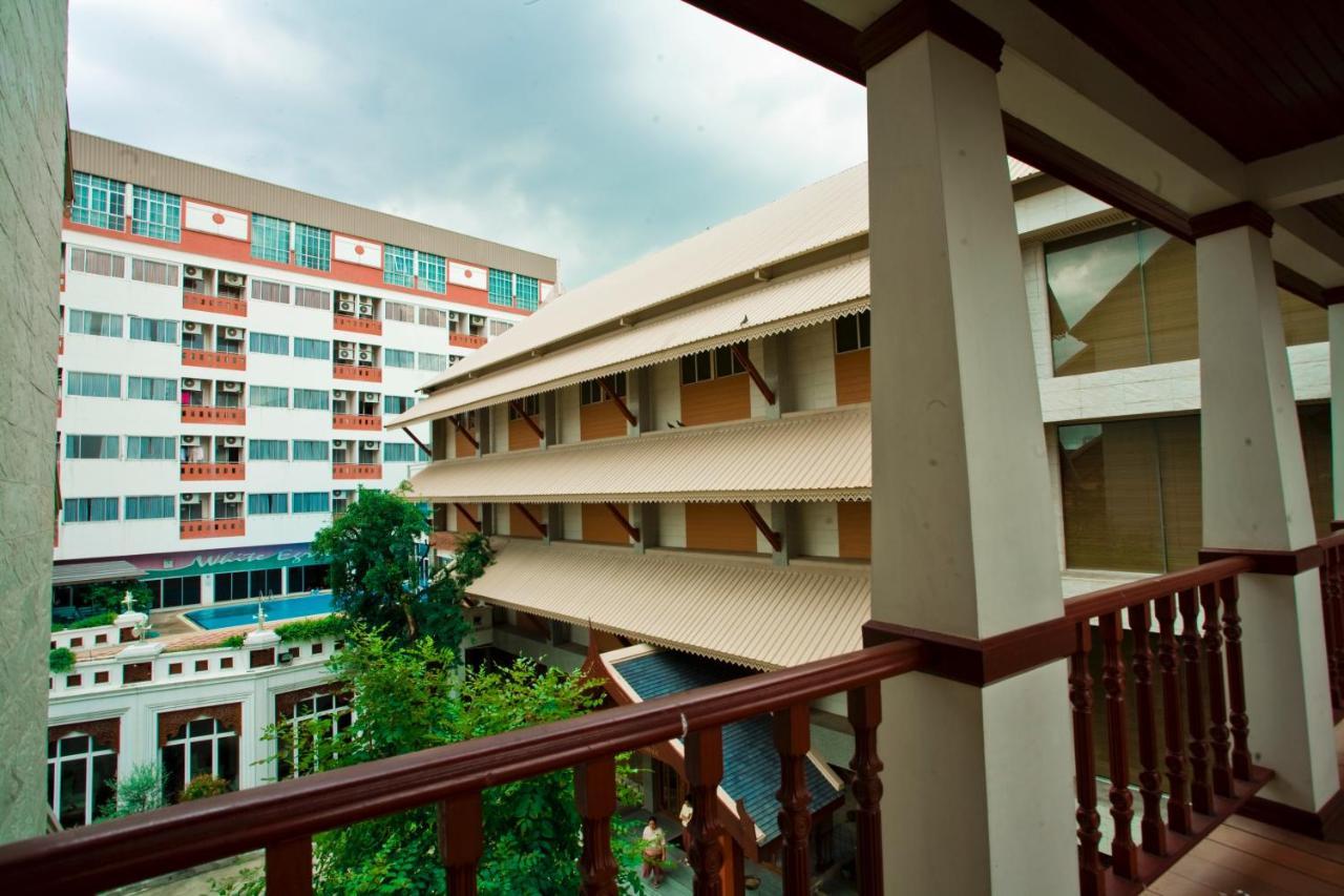 Jolly Suites & Spa Thapra Bangkok Bagian luar foto