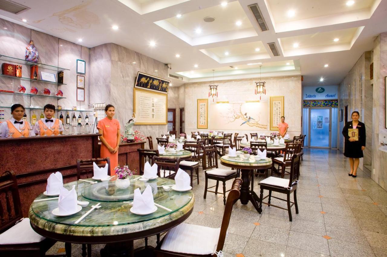 Jolly Suites & Spa Thapra Bangkok Bagian luar foto